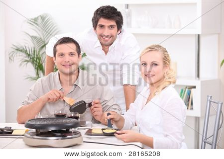 Vänner äta raclette
