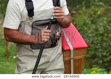 uomo andando al pesce