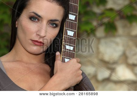 krásná brunetka s bass