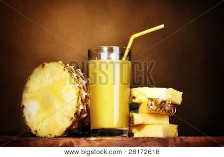? ineapple juice og ananas på brun