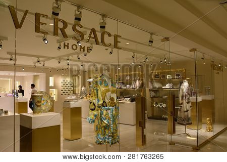 Dubai, Uae - Dec 21: Stores At Palazzo Versace Palatial Luxury Hotel In Dubai, Uae, As Seen On Dec 2