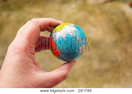 Mundo en sus extremidades del dedo