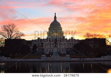 Washington DC-ben, a Capitol épület egy felhős napkelte