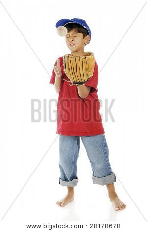En yndig preschooler gør et ansigt mens at få bonked af en baseball, når de forsøger at fange den.  M