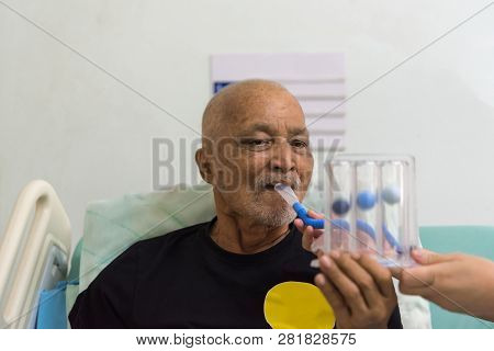 Patient Use Incentive Spirometer In Hospital
