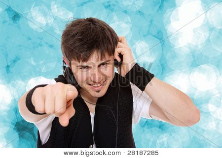 Hombre está escuchando la música sobre fondo azul