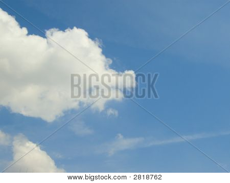 Weiße Wolken, blauer Himmel