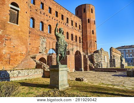 Statue Of Augustus Caesar In Front Of Porta Palatina Gate. Piazza Cesare Augusto Square. Turin, Pied