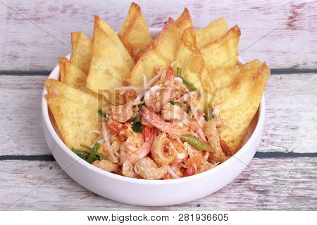 Pad Thai With Prawn And Crisy Wonton ,bean Sprouts .