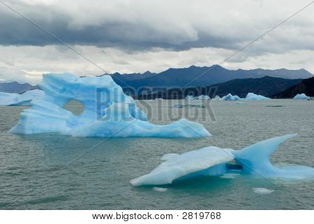 ภูเขาน้ำแข็งใน Lake Argentino ใกล้ Upsala กลาเซียร์