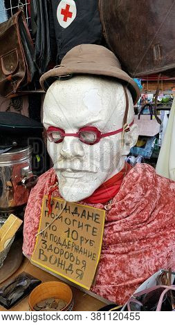 Russia, St. Petersburg, 13,10,2018 Busts Of Lenin At The Flea Market