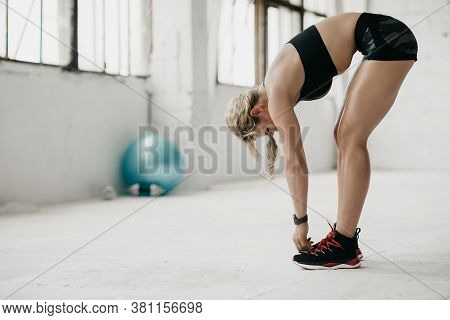 Flexion And Exercise. Muscular Adult Woman In Sportswear With Fitness Tracker Working Out In Gym, Co