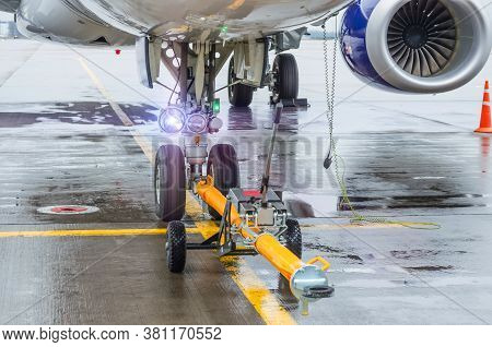 Tug Carrier For Airplane, Trailer Front Landing Gear Pushback Aerodrome Tractor With Airplane On The