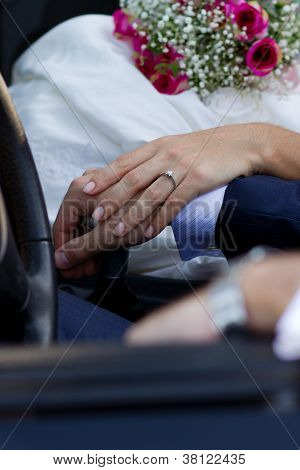 Mani degli sposi In Cabrio