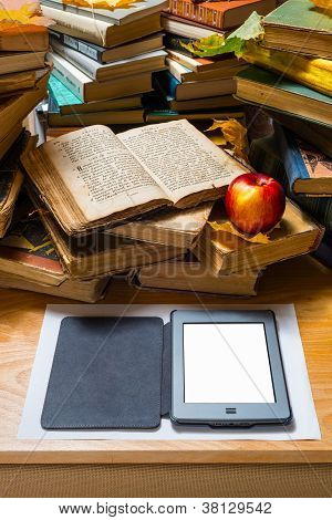 แอปเปิ้ล Ebook และหนังสือเก่าที่เปิด