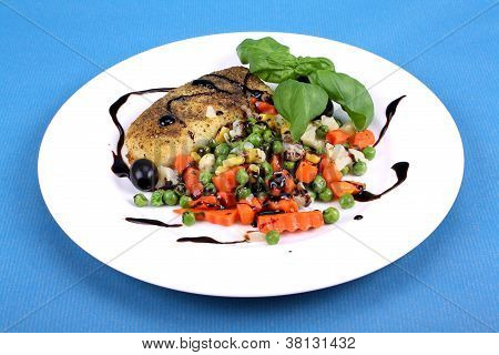 Nasello con verdure, crema di balsamico e basilico