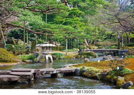 Liten kanal i en japansk trädgård