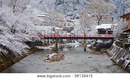 Nakabashi ponte di Takayama che attraversa il fiume Miyagawa in inverno