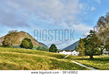 Roret klippeskrænt set fra Grasmere, på en sommerdag.