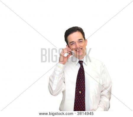 Homme d'affaires souriant sur téléphone portable