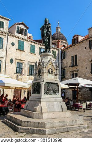Dubrovnik, Croatia - July 15th 2018:the Spomenik Ivanu Gunduliću Statue In Market Square, In The Une