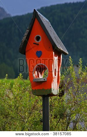 İzole kırmızı ahşap Birdhouse