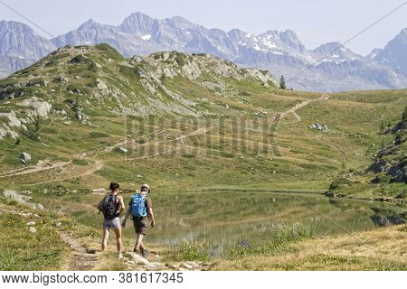 Oz-en-oisans, France, July 29, 2020 : Couple Of Hikers On The Mountain Paths Of Tour Des Lacs Des Gr