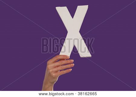 Femelle main tenant la lettre X par le bas