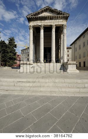 Templet af Augustus (Pula)