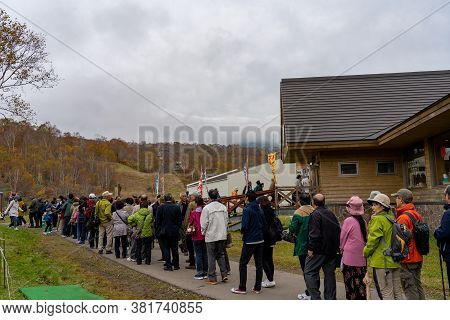 Naeba, Yuzawa, Niigata Prefecture, Japan - Oct 21 2019 : Tourists Line Up For The Dragondola In Summ