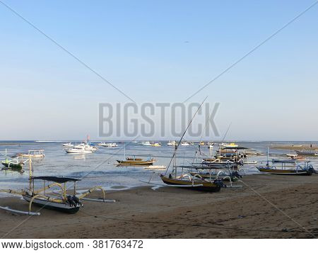 Denpasar, Indonesia - September 18, 2019: Jukung Boats Anchored On Sanur Beach. Jukung Is A Small Wo