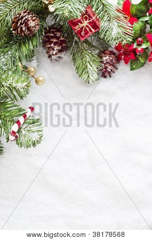 雪の上のクリスマスの境界線