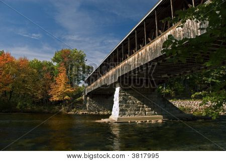 überdachte Brücke