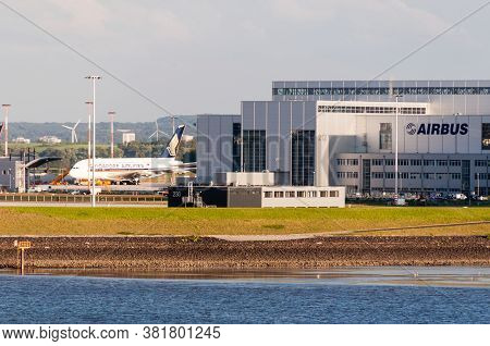 Hamburg, Germany - May 14, 2011: A Singapore Airlines Plane Is Being Fitted In Front Of The Airbus P