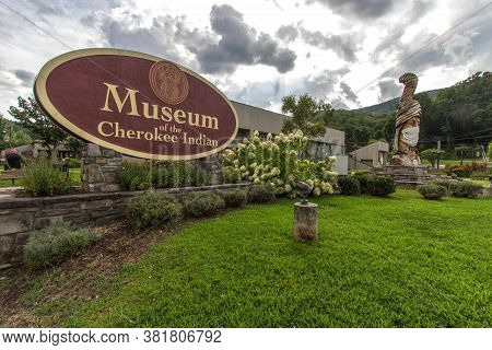 Cherokee, North Carolina, Usa - August 12, 2020: Large Totem Pole Outside Of The Museum Of The Chero