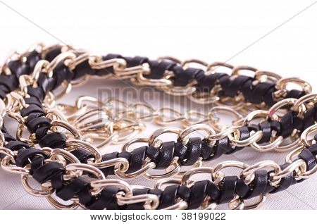 Beaux bijoux en métal dans le contexte de