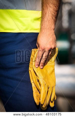 uomo tenendo yelow guanti