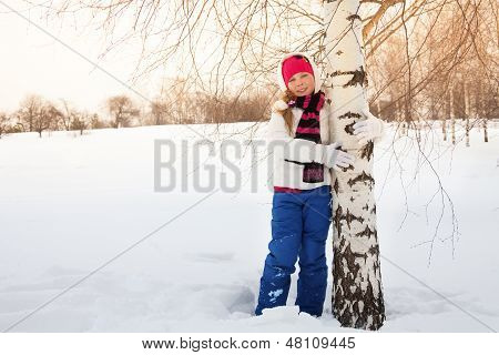 Happy Girl im Birkenwald