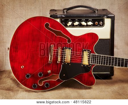 Amplificador e a guitarra semi-oco