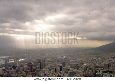 Ciudad del cabo con el sol y nubes cargadas