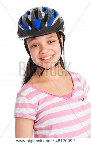 혼합된 경주 십 대 소녀 자전거 헬멧을 착용 합니다.