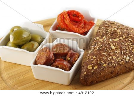 Bir tabak ekmek, Tapas, zeytin, domates ve beyaz Marine sosis