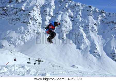 Snowboarder saltar