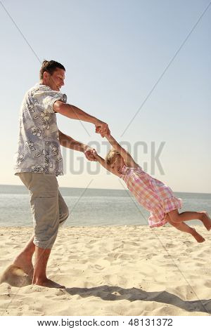 Far og datter på havet