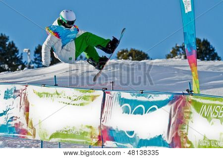 KUEHTAI, AUSTRIA - 14 stycznia Tim-Kevin Ravnjak (Słowenia) miejsca na drugie w turnieju Half-Pipe mężczyzn