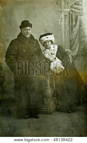 Moskva, Rusko, cca 1908: Starožitné fotografie, portrét starší muž a žena v zimním oblečení, 