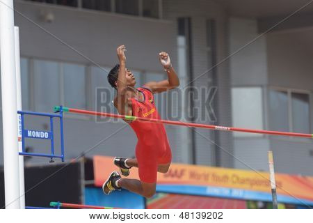 DONETSK, UKRAINE - juli 12: Jose Rodolfo Pacho Ecuador konkurrerer i stangspring under 8 IAAF Wor