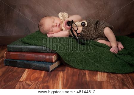 Neonato ragazzo con occhiali da lettura