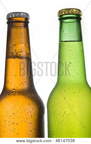 2 Koude berijpte bierflessen op witte achtergrond