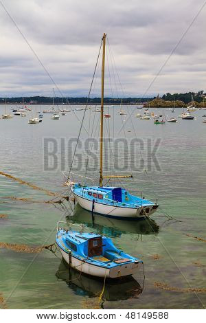 Barcos à vela, perto de Saint Malo, Bretanha, França